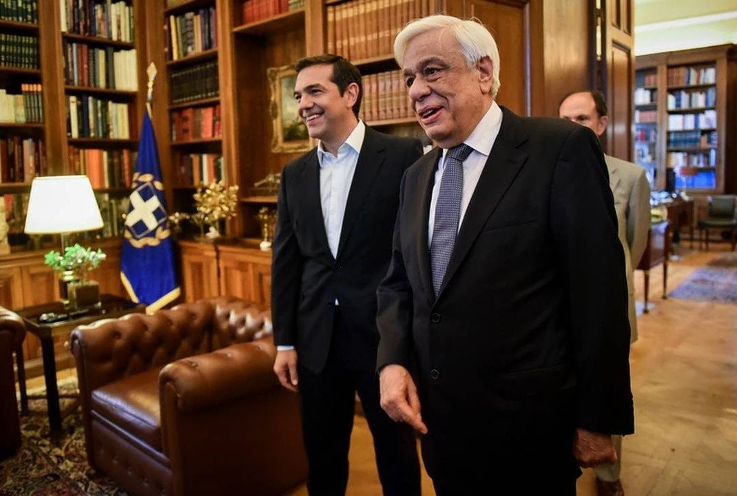 Ισοπεδώνει Ελληνισμό και Ορθοδοξία ο ΣΥΡΙΖΑ: «Να ορκίζονται ΠτΔ και βουλευτές χωρίς αναφορά στην Αγία Τριάδα» – Κομμουνιστικό μανιφέστο από τους κυβερνητικούς